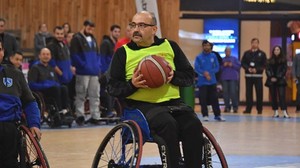 Balıkesir’de Protokol ile Tekerlekli Sandalye Basketbol Takımı Maç Yaptı