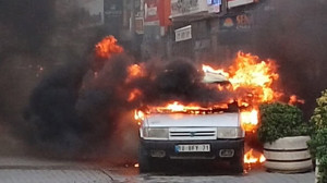 Burhaniye'de Park Halindeki Otomobil Alev Aldı