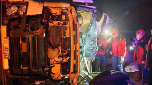 Otobanda Feci Kaza: Tır Sürücüsü İtfaiye Tarafından Kurtarıldı