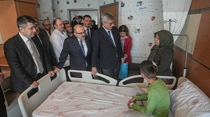 Sağlık Bakanı Memişoğlu’ndan Kazazede Öğrencilere Ziyaret