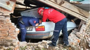 Otomobil Ağıla Daldı! Feci Kaza Ölümle Noktalandı