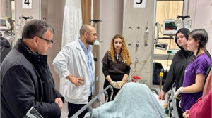 Şehirli Kazada Yaralanan Öğrencilere Moral Verdi