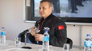 Alper Gezeravcı’dan Bandırma'daki Öğrencilere Sürpriz Ziyaret