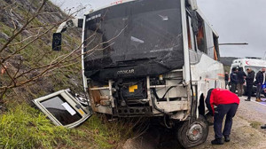 Gönen’de İşçi Servisi Devrildi, 26 Yaralı!