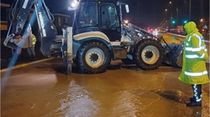 Kazdağları'ndan Gelen Su Trafiği Engelledi