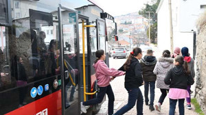 Dursunbey'deki Öğrencilere Büyükşehir'den Ulaşım Desteği