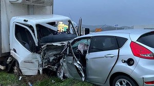 Kamyon İle Otomobil Kafa Kafaya Çarpıştı!