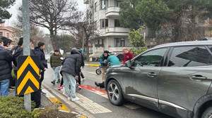 Otomobil Yaya Geçidinde Yayaya Çarptı