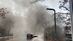 Tren yolunda ısınmak için yakılan ateş yangın çıkardı