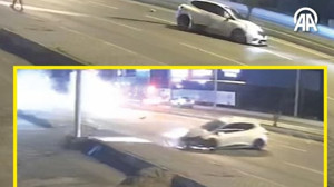 Araç Kaldırımdaki Yayalara Çarptı! Yaralılar Var