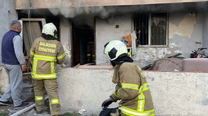 Ayvalık'ta 3 Katlı Binada Korkutan Yangın
