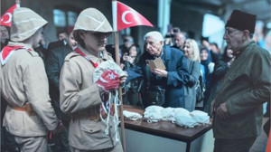 Balıkesir Cumhuriyet Meydanı'nda Çanakkale Savaşını Canlandıran Fotoğraf Sergisi Açıldı