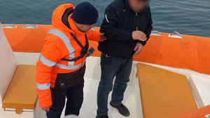 Balıkesir Sahil Güvenlik, Denizde Rahatsızlanan Yolcuyu Kurtardı