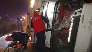 Balıkesir'de Mıcır Yüklü Kamyon Devrildi: 2 Kişi Yaralı Kurtarıldı