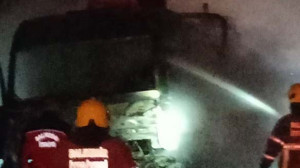 Balıkesir'de Tır Yangını: Ekipler Hızlı Müdahale Etti