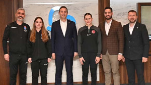 Büyükşehir'de Sporun Yıldızları Başkan Ahmet Akın'ı Ziyaret Etti