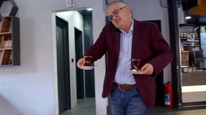 Prof. Dr. Gökdeniz, İki Elinde Çay Bardağıyla Görüntülendi
