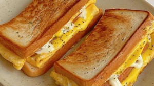 Sahurda Yapabileceğiniz Lezzetli Yumurtalı Sandviç Tarifi