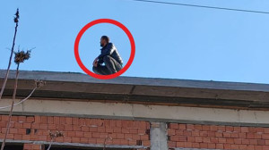 Çatıya Çıkan Öğretmeni Polisler İkna Etmeye Çalışıyor! İşte Detaylar