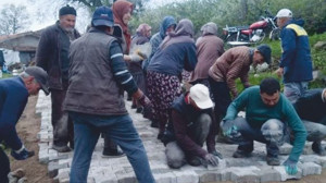 Balya'da Vatandaştan İmece Usulü Kaldırım