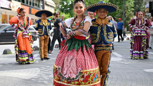 Ahmet Akın, dünya çocuklarını ağırladı
