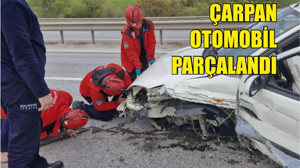 Bariyerlere Çarpan Otomobil Parçalandı