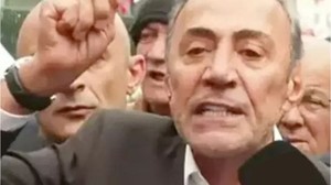 Berhan Şimşek'ten Özgür Özel'e: "Ben Duvarlara CHP Yazarken, O Kısa Pantolonla Geziyordu"