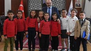 Vali İsmail Ustaoğlu Öğrencilerle Bir Arada