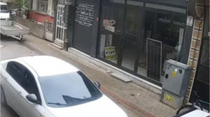 Balıkesir'de Sürücü Park Halindeki Araçlara Çarptı!