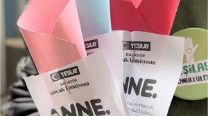 Yeşilay Balıkesir Çocuk Komisyonu’ndan Anneler Günü’nde El Emeği Çiçek Sürprizi