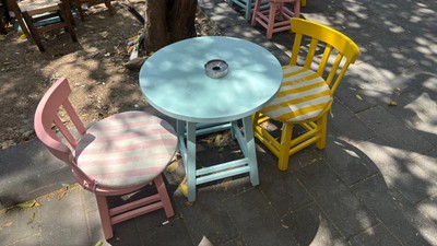 Balıkesir’de Renkli Masa ve Sandalyeler İlgi Odağı Oldu