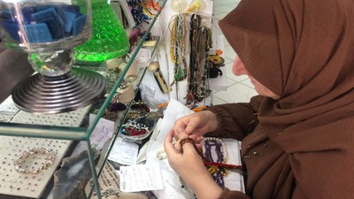 Balıkesir’de Bir Dükkân: Taşlar Konuşuyor, Enerji Akıyor!