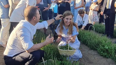 Ahmet Akın’dan Aromatik Bitki Hasadında Eşine Romantik Sürpriz