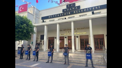 Adana Büyükşehir Belediye Başkanı Karalar gözaltına alındı