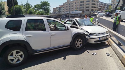 Balıkesir’de Otel Basri Önünde Çift Taraflı Kaza 1 Yaralı