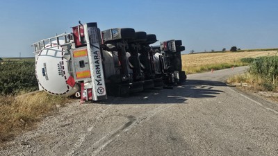 Bandırma'da kimyasal yüklü tır yan yattı Sürücü kazayı yara almadan atlattı