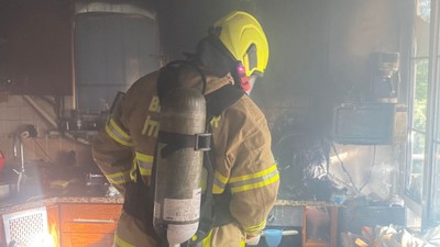 Balıkesir'de Çıkan Yangında 2 Kişi Dumandan Etkilendi