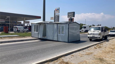 Bandırma’da tırdan düşen konteyner trafiği aksattı