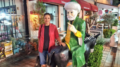 Altınoluk’ta Tatilcileri 'Şirinler' ve Nasreddin Hoca' Karşılıyor
