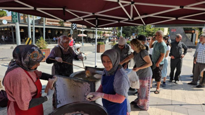 Sındırgı'da Bitmeyen depremlere karşı halk lokma döktürdü