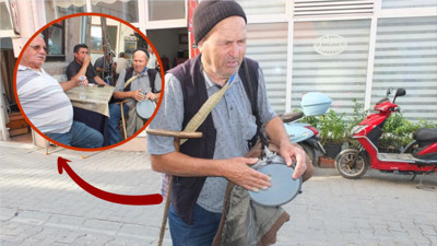 Balıkesirli Vatandaş Üzüntüsünü Darbukayla Susturuyor