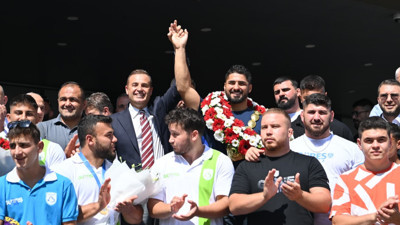 Başpehlivan Enes Doğan’a davullu zurnalı karşılama