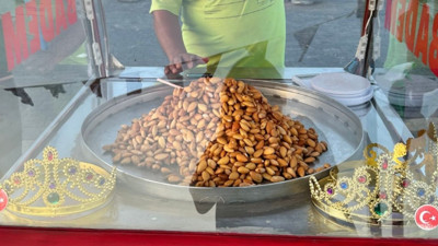Ayvalık’ta Yazın Tadı Buzlu Bademle Çıkıyor