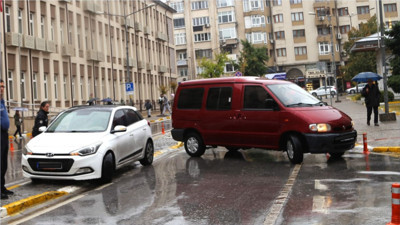 Balıkesir Valiliği Önünde Kaldırıma Park Tepkisi