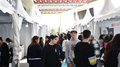 Edebiyat tutkunları Balıkesir Kitap Fuarı’nda salonları doldurdu