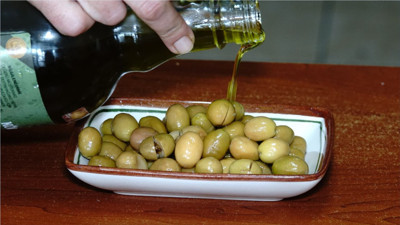 Kırma Zeytin Nasıl Yapılır? Edremit'te Taşla Takozla Kırılan Zeytin