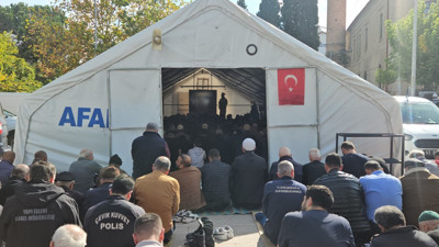 Depremin vurduğu Sındırgı'da cuma namazı çadırlarda kılındı