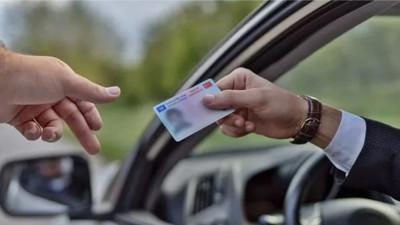 Sürücü Çakar ve Koyu Cam Kullandı! Artık 2043'e Kadar Ehliyetsiz