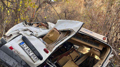 Uçuruma devrilen servisteki 13 öğrenci ve sürücü yaralandı