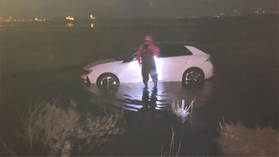 Burhaniye–Akçay yolunda araç su birikintisinde mahsur kaldı